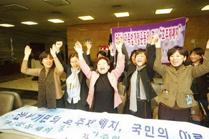 2005년 3월 호주제 폐지를 골자로 한 민법 개정안이 통과되자, 지은희 전 여성부 장관·남윤인순 여성연합 대표 등이 환호하고 있다. 